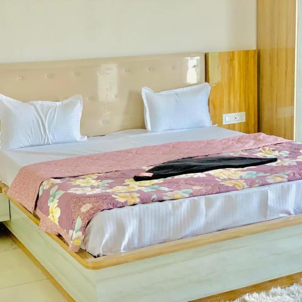 The Silver Tulip Hotel Ludhiana Bagian luar foto