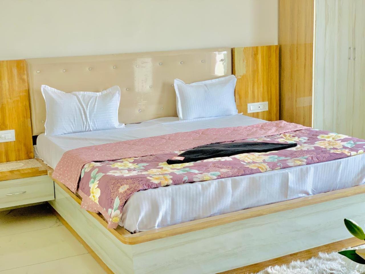 The Silver Tulip Hotel Ludhiana Bagian luar foto